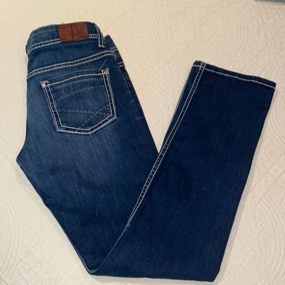 BKE PAYTON straight dark blue jeans with white stitching. Low rise waist